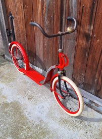 This antique scooter is in á beautiful condition🛴