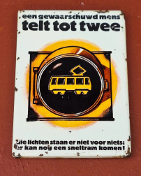 Never seen it before, enamel warning sign for tram/light tram🚊