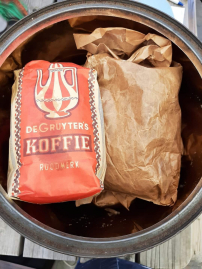 Blik met 10 pakken koffie van De Gruyter (koffiebonen).