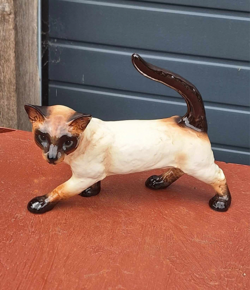 Beautifully detailed porcelain statue of a Siamese cat😍