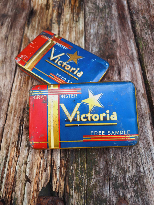 N.V. Victoria Dordrecht Biscuits and Chocolate tins😍