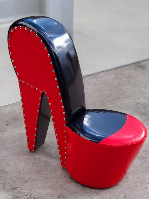 Pump chair, heel chair in a modern extravagant look.