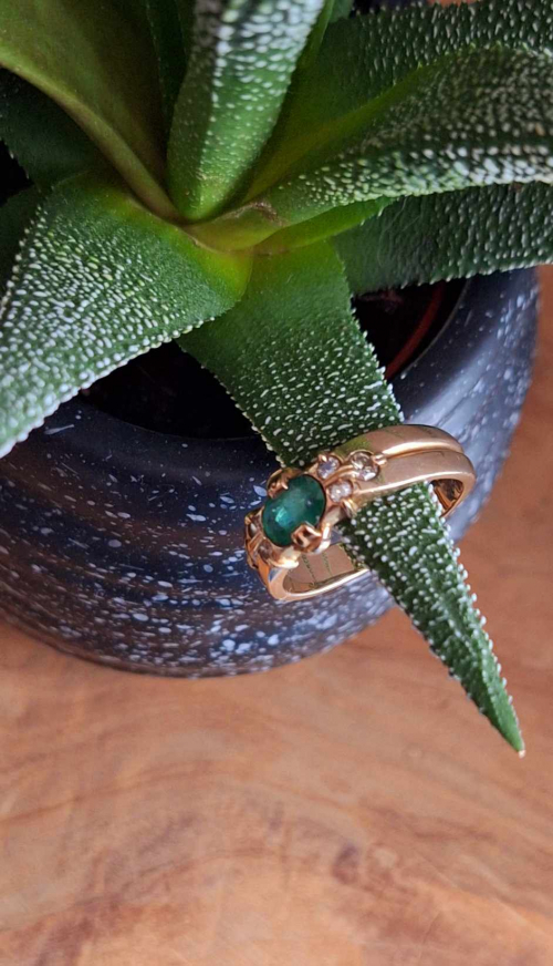 Beautiful 14 carat gold ladies ring with emerald & diamond😍